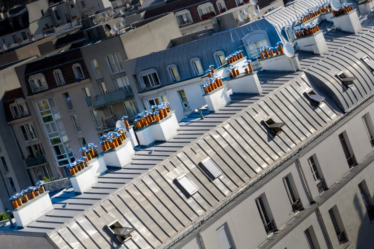 Couvertures en zinc et souches de cheminée d'immeubles anciens, vues depuis les toits