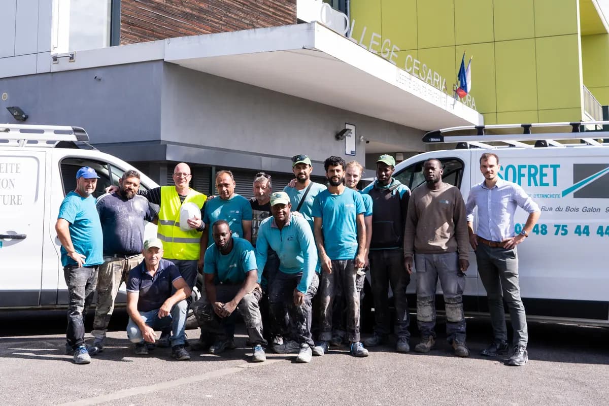L'équipe SOFRET réunie devant ses camionnettes à la fin d'un chantier
