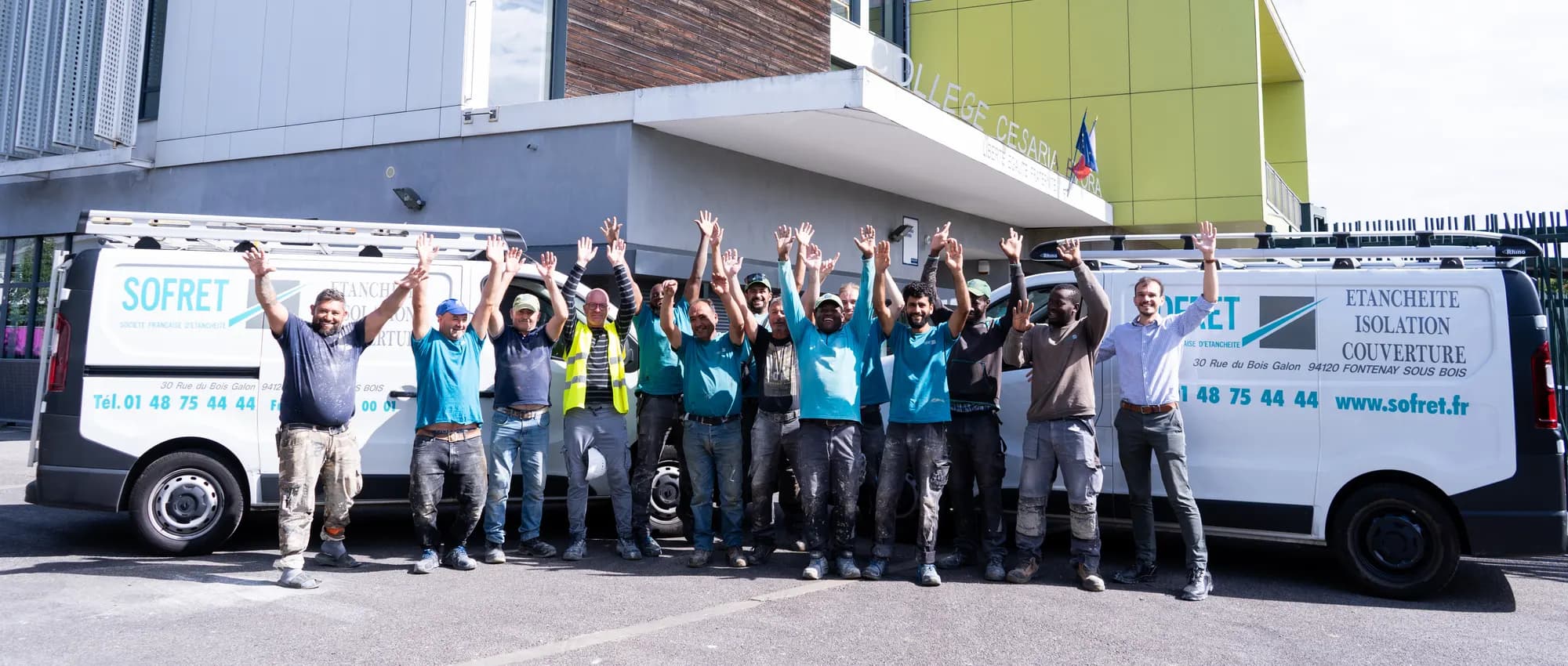 L'équipe SOFRET, bras levés, devant ses camionnettes à la fin d'un chantier