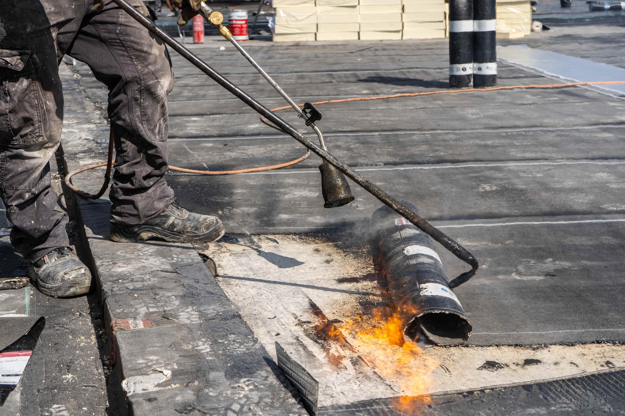 Compagnon SOFRET effectuant la pose d'étanchéité bitumineuse au chalumeau